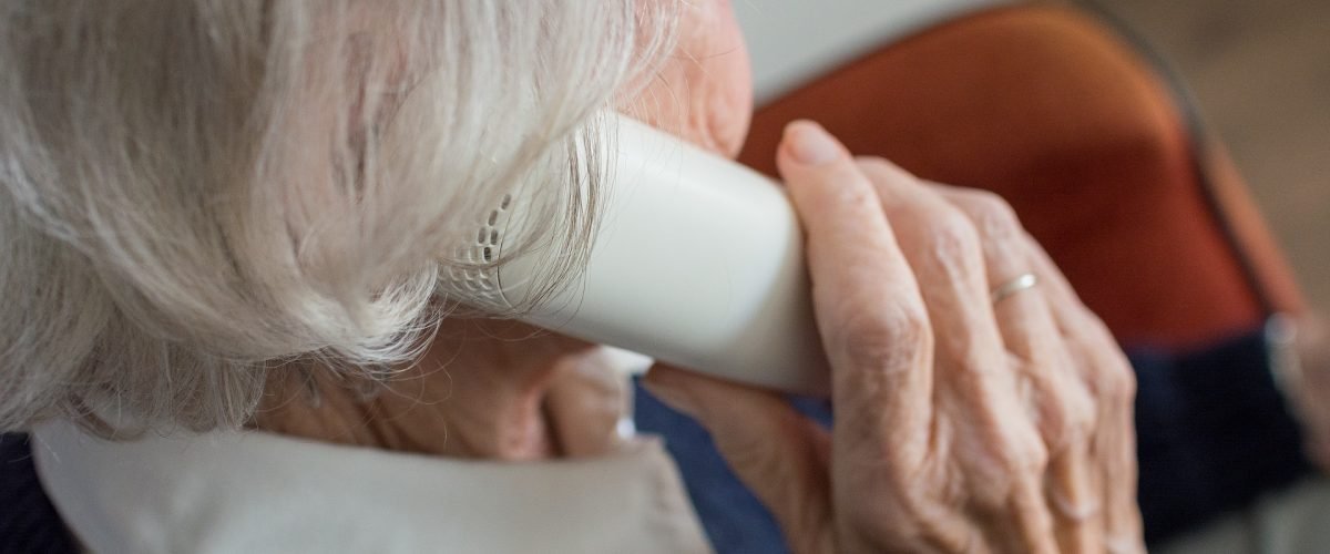 Seniori käyttää puhelinta